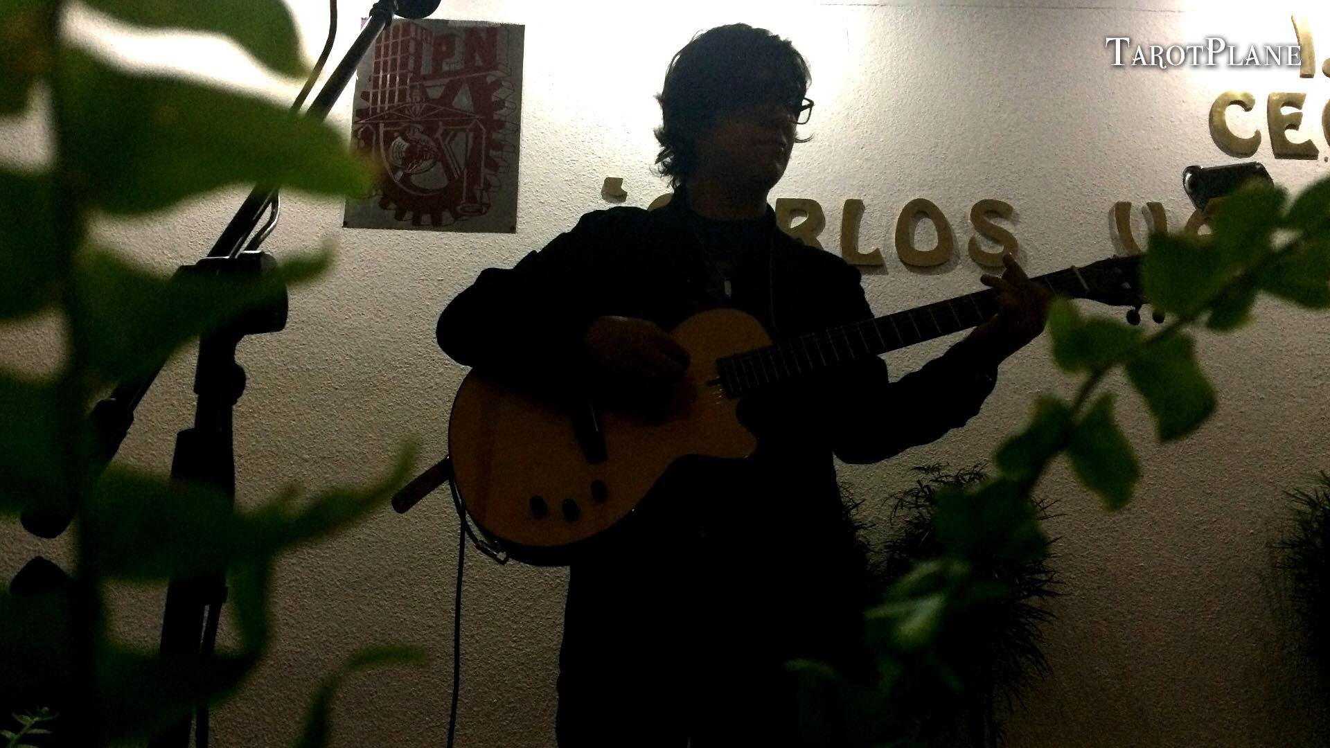 TarotPlane lleva su música a estudiantes del IPN